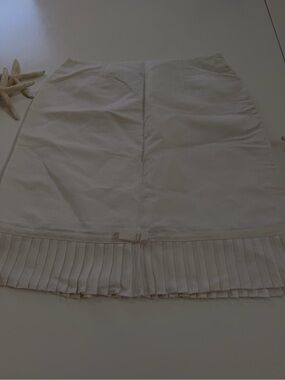Larry Levine linen Women's Cream Pleated Hem Skirt